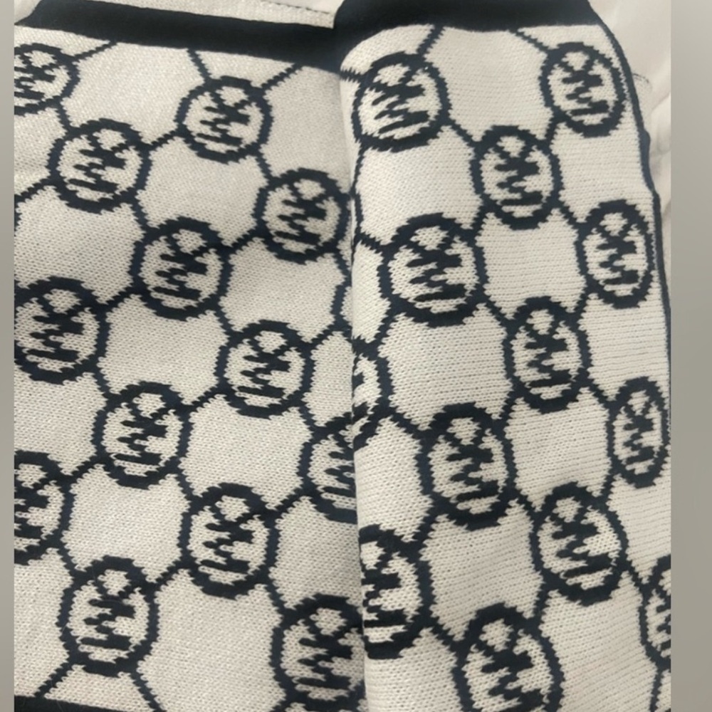 NWT Double Sided Michael Kors scarf - Picture 2 of 2